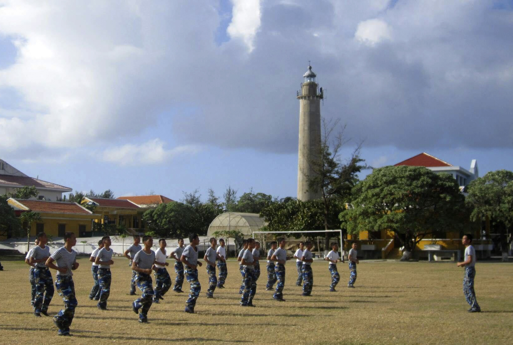 Thi đua mỗi người làm nhiều việc tốt